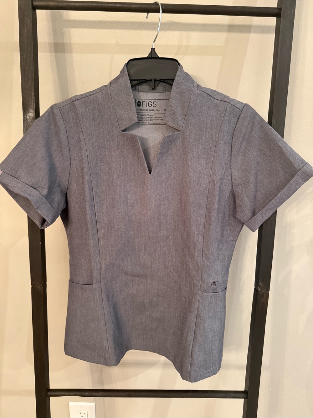 FIGS Women’s Heathered Gray Scrub Set